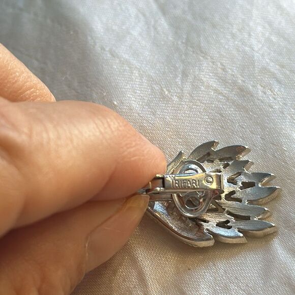 Vintage Trifari silver tone leaf motif clip on earrings - Picture 5 of 5
